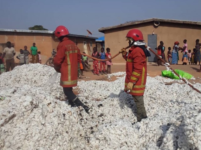 LES POMPIERS CIVILS DE LA BAGOUE SAUVENT DES BALLES DE COTON EN FEU