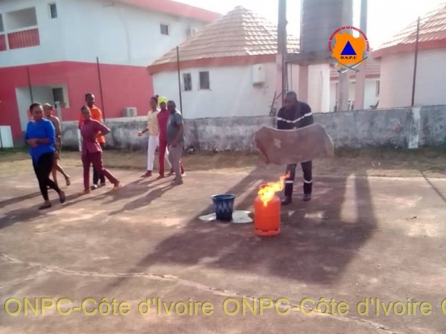 LES POMPIERS CIVILS SENSIBILISENT SUR LA SECURITE ROUTIERE A BOUAFLE ET BONDOUKOU