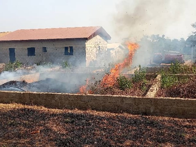 ABENGOUROU : LES POMPIERS CIVILS METTENT FIN A LA PROGRESSION D'UN FEU DE BROUSSE A KOUAMEBOAKRO