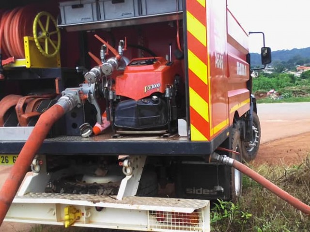 DIMBOKRO : LA POPULATION DE BELLEVILLE RECOIT 18.000 LITRES D’EAU DE LA PART DES POMPIERS CIVILS