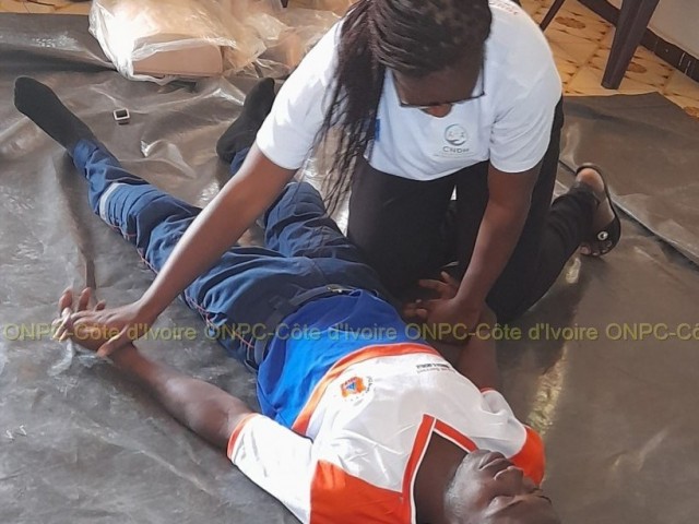 LES POMPIERS CIVILS DU WORODOUGOU FORMENT LES AGENTS DE LA CNDH SUR LES GESTES DE PREMIERS SECOURS