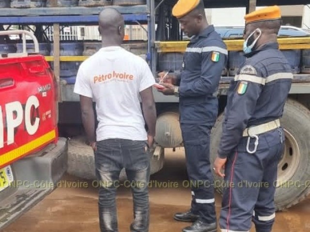 ABENGOUROU : LES POMPIERS CIVILS SENSIBILISENT LES CONDUCTEURS DE TRANSPORT DE MARCHANDISES DANGEREUSES