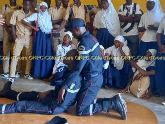 25 GENDARMES ET 35 ELEVES SENSIBILISES SUR LES GESTES DE PREMIERS SECOURS PAR LES POMPIERS CIVILS DU GOH