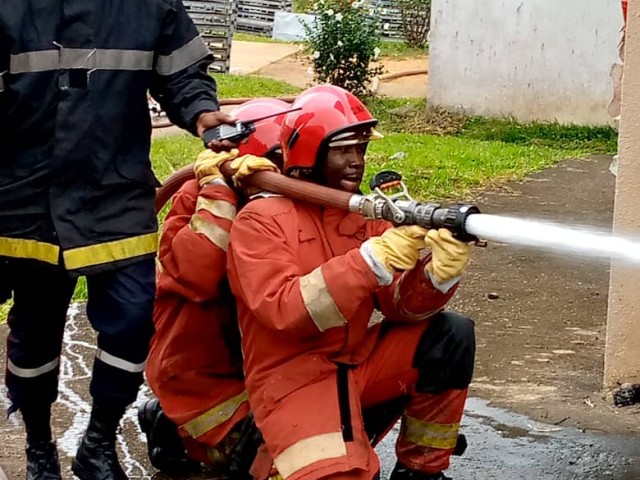DABOU : LES POMPIERS CIVILS PARTICIPENT A UN EXERCICE DE SIMULATION DANS UNE SOCIETE A ANGUEDEDOU 