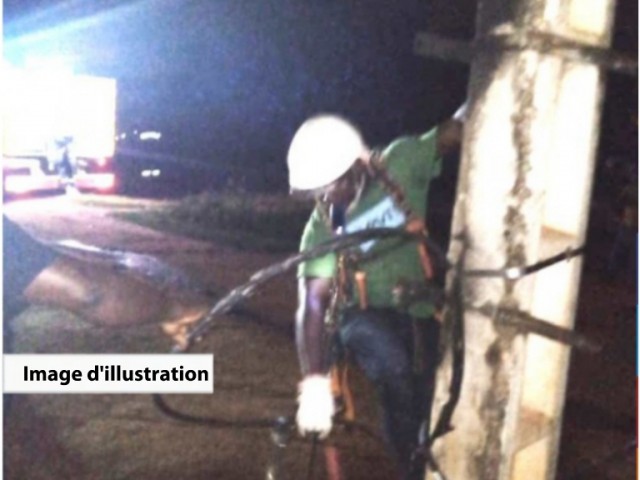UN POTEAU ELECTRIQUE EN FEU SEME LA PANIQUE DANS UNE STATION SERVICE A KATIOLA