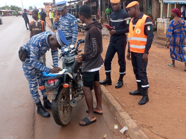 DIVO : LES POMPIERS CIVILS PARTICIPENT A LA SENSIBILISATION SUR LA SECURITE ROUTIERE AU QUARTIER CMIT