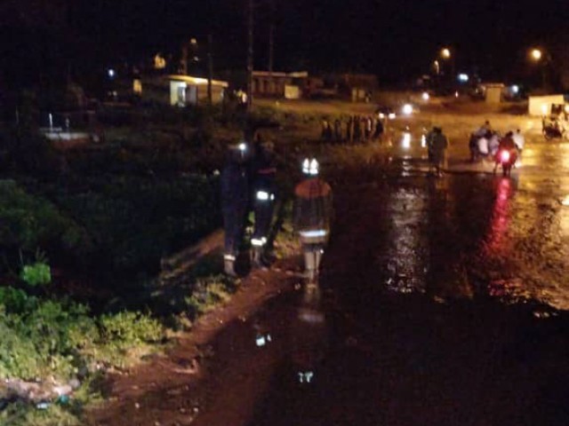 KATIOLA : LES POMPIERS CIVILS FONT FACE AUX INONDATIONS AUX QUARTIER KONANKAHA 1 ET 2