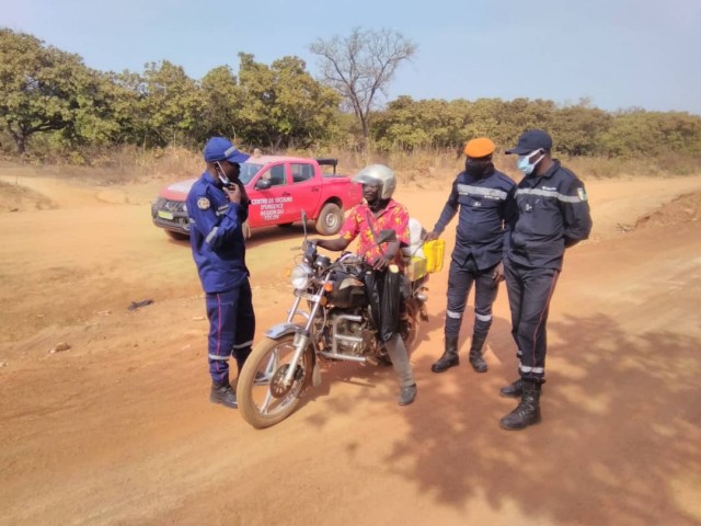 DES CONDUCTEURS DE MOTOS ET TRICYCLES SENSIBILISES PAR LES POMPIERS CIVILS DU FOLON ET DU GUEMON