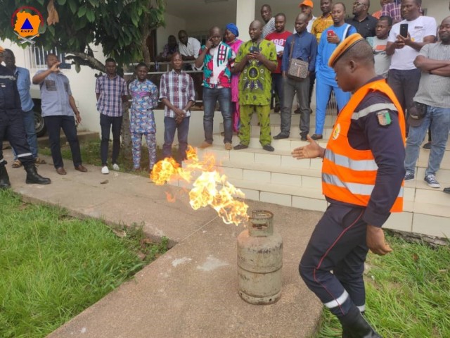 AGBOVILLE / SECURITE INCENDIE : LE PERSONNEL DE LA DIRECTION REGIONALE DU CONSEIL CAFE CACAO DE L'AGNEBY-TIASSA SENSIBILISE