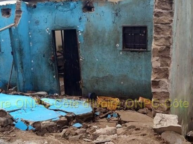 BOUAFLE : UNE MAISON EN DEMOLITION S’EFFONDRE SUR DES MAÇONS