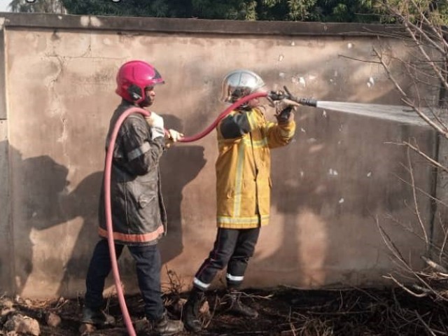 BONDOUKOU : LES POMPIERS CIVILS INTERVIENNENT DANS UN INCENDIE ET ELOIGNENT UN ESSAIM D’ABEILLES