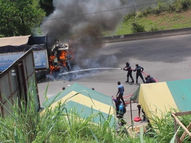 INCENDIE : LE FEU D’UN CAMION MAITRISE PAR LES POMPIERS CIVILS DE LA DIRECTION DE L’ONPC
