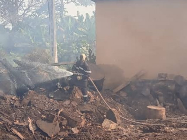 UNE USINE DE BOIS SAUVEE DES FLAMMES A TOUMODI GRACE AUX POMPIERS CIVILS