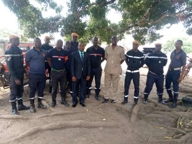 LE PREFET DE REGION DU CAVALLY REND VISITE AUX POMPIERS CIVILS
