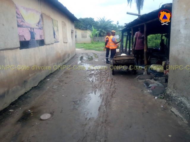 AGBOVILLE:  LES POMPIERS CIVILS DE L'AGNEBY-TIASSA EXPLIQUENT LES CAUSES ET LES RISQUES DES INONDATIONS AUX HABITANTS DU QUARTIER BALLET