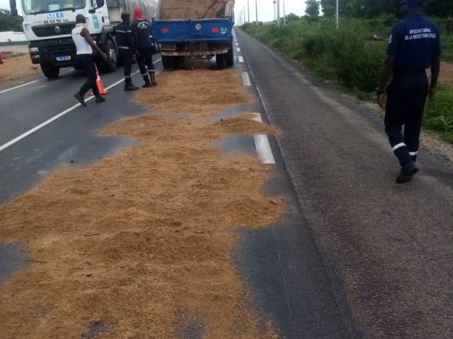 AXE KATIOLA-BOUAKE : UN CAMION CITERNE DEVERSE SUR 03 KM UNE IMPORTANTE QUANTITE DE GAZOIL