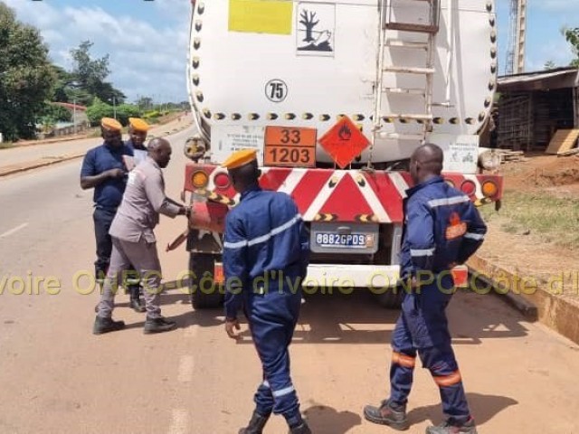 ABENGOUROU : LE PERSONNEL DE DEUX VEHICULES TRANSPORTANT DES MARCHANDISES DANGEREUSES SENSIBILISE