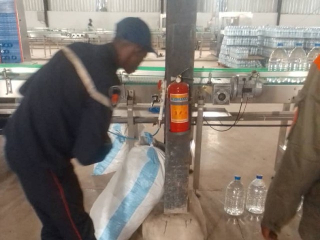 BOUAFLE : LE PERSONNEL D’UNE UNITE DE PRODUCTION D’EAU ET DE JUS SENSIBILISE SUR L’IMPORTANCE DE LA SECURITE INCENDIE