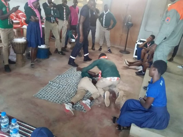 LES SCOUTS DE TOUMODI INSTRUITS AUX GESTES DE PREMIERS SECOURS PAR LES POMPIERS CIVILS