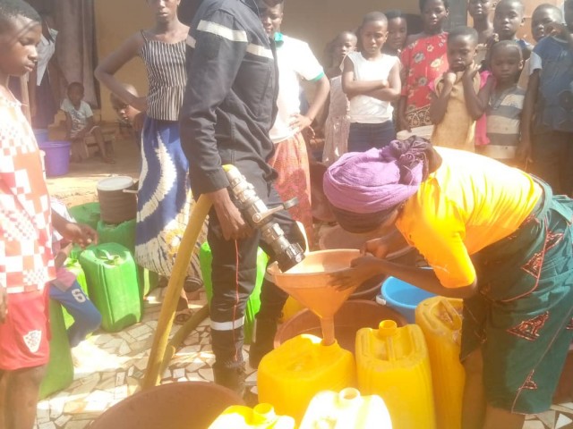 PENURIE D’EAU DANS UN QUARTIER DE GAGNOA, LES POMPIERS CIVILS VIENNENT EN AIDE AUX POPULATIONS
