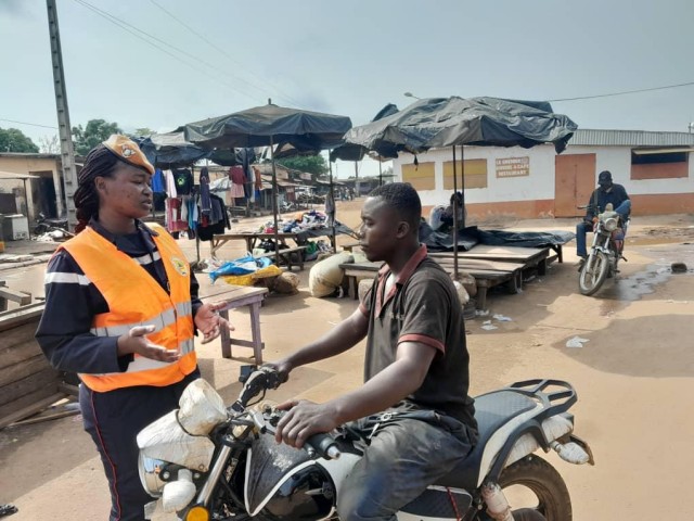 LES POMPIERS CIVILS SENSIBILISENT LES MOTOCYCLISTES SUR LA SECURITE ROUTIERE A ZUENOULA ET SINEMATIALI