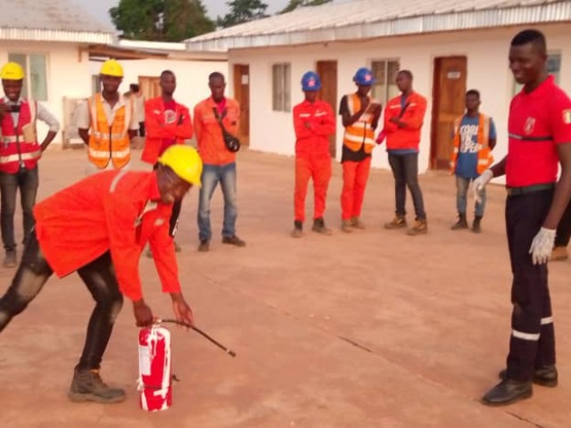 DALOA : LES POMPIERS CIVILS DU HAUT SASSANDRA FORMENT LES TRAVAILLEURS D’UNE SOCIETE DE BITUME A ZOUKOUGBEU