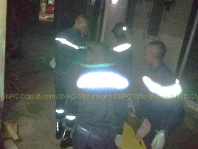 UNE FEMME ET UN ADOLESCENT ASSISTES PAR LES POMPIERS CIVILS A TOUMODI ET DALOA