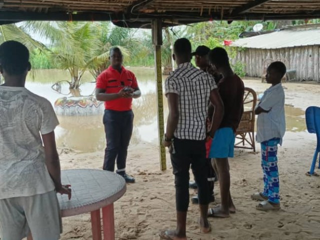 GRAND-BASSAM / MONTEE DES EAUX : LES POMPIERS CIVILS SENSIBILISENT LES HABITANTS DES QUARTIERS MENACES