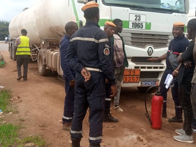 DABOU/SENSIBILISATION TMD : LES POMPIERS CIVILS RENCONTRENT 07 CONDUCTEURS DE SOCIETES A  DABOU 