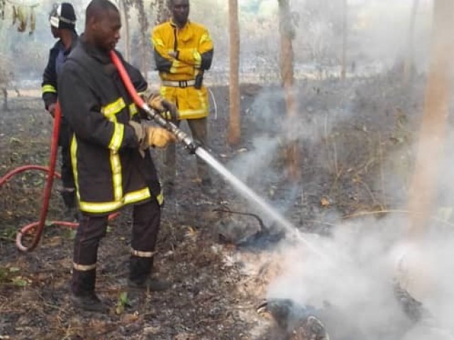 LES POMPIERS CIVILS VIENNENT A BOUT D’UN FEU DE PLANTATION D’HEVEA DANS LA REGION DU N’ZI