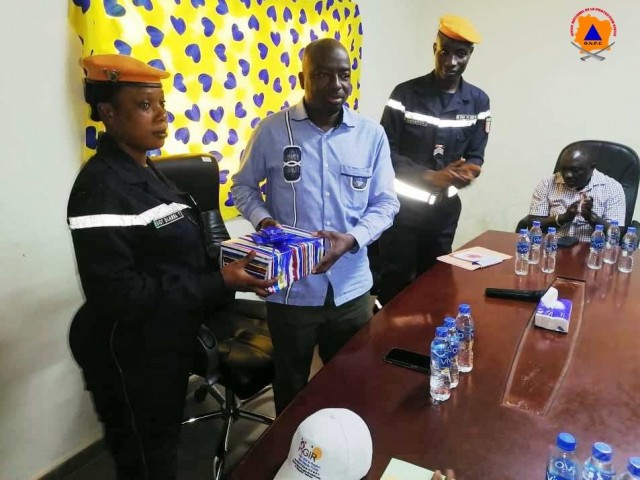 DABOU : L’ONG AGIR POUR LA REGION DES GRANDS-PONTS OFFRE 250.000 FCFA AUX POMPIERS CIVILS