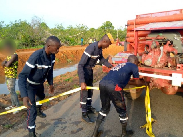 DABOU : UN VEHICULE LEGER RETIRE DE L’EAU PAR LES POMPIERS CIVILS