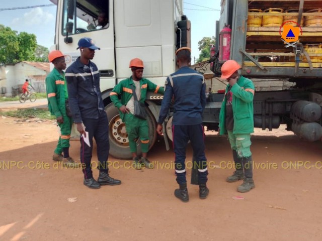 DIMBOKRO : LES POMPIERS CIVILS SENSIBILISENT SUR LE TRANSPORT DE MARCHANDISES DANGEREUSES