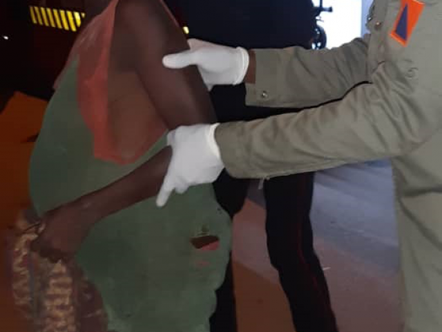 UNE FEMME EN TRAVAIL SECOURUE PAR LES POMPIERS CIVILS A AGBOVILLE