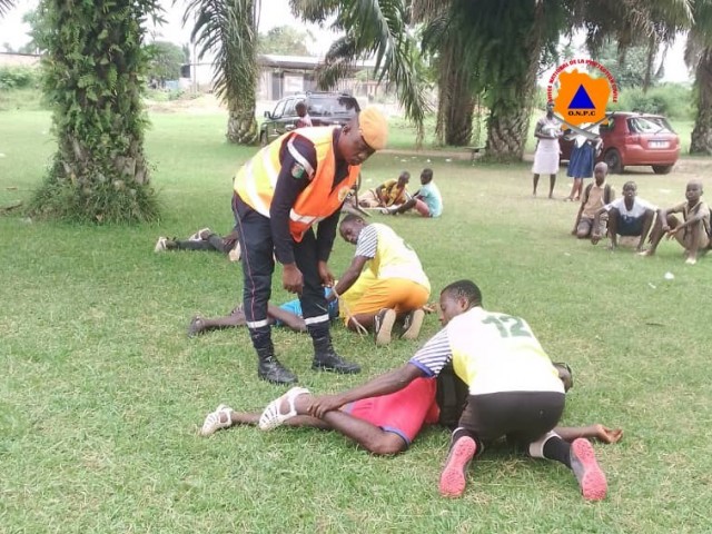 AGBOVILLE : LES POMPIERS CIVILS SENSIBILISENT 60 PERSONNES DU COMITE CIVILO-MILITAIRE