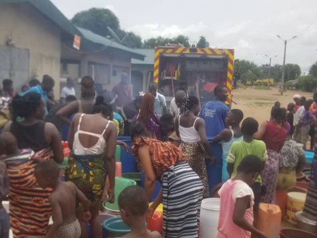 LES POMPIERS CIVILS RAVITAILLENT LES POPULATIONS D’ABOISSO ET DIVO EN EAU POTABLE