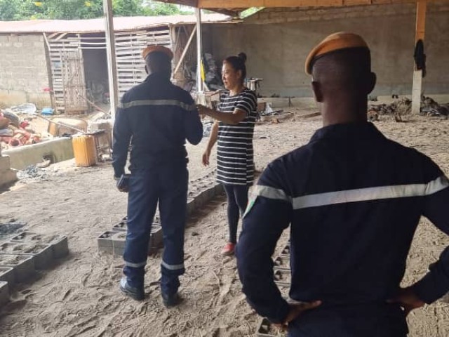 UNE USINE DE FONDERIE DE FER REÇOIT LES POMPIERS CIVILS DE L’INDENIE-DJUABLIN