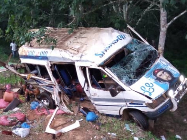 LA SORTIE DE ROUTE D’UN MINICAR OCCASIONNE DEUX DECES ET PLUSIEURS BLESSES A AGBOVILLE