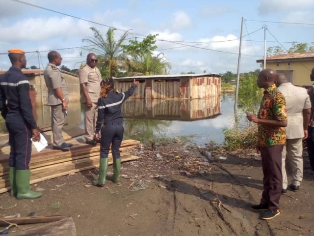 DIMBOKRO : LES POMPIERS CIVLS SENSIBILISENT SUR LES RISQUES D’INONDATION A BLAIDY, KENNEDY ET DIOULAKRO