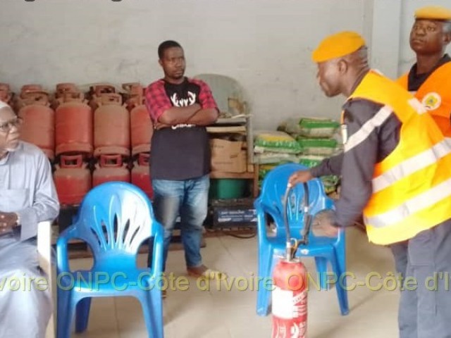 LES POMPIERS CIVILS DE L’AGNEBY-TIASSA PRESENTS DANS CINQ MAGASINS D’AGBOVILLE