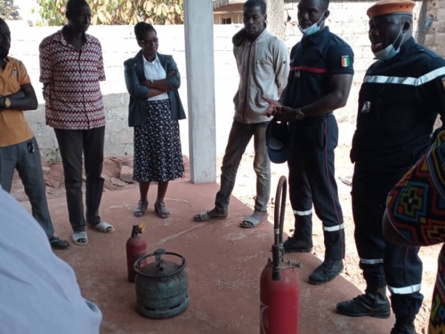 INDENIE-DJUABLIN : LES POMPIERS CIVILS FORMENT DES MEMBRES D’UNE COOPERATIVE SUR LA SECURITE INCENDIE