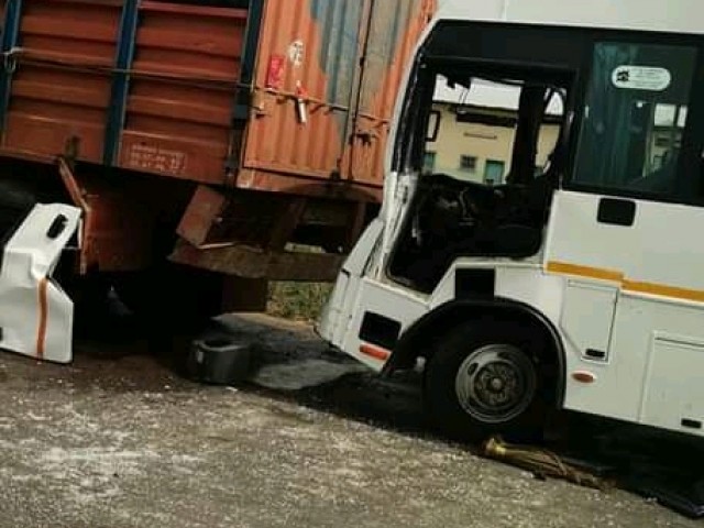 BOUAFLE : UNE COLLISION ENTRE UN MINICAR ET UNE REMORQUE FAIT 28 VICTIMES