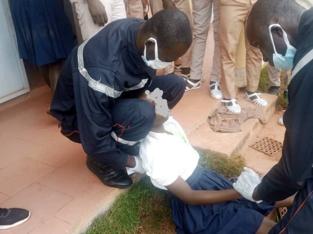 AGBOVILLE : UN MILLION DE FRANCS ET 02 TELEPHONES PORTABLES REMIS A UNE VICTIME D’ACCIDENT DE LA ROUTE PAR LES POMPIERS CIVILS DE L’AGNEBY-TIASSA