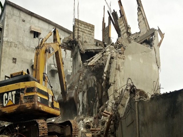 RISQUE D’EFFONDREMENT : L’ONPC ASSISTE A LA DEMOLITION DE 02 BÂTIMENTS A KOUMASSI
