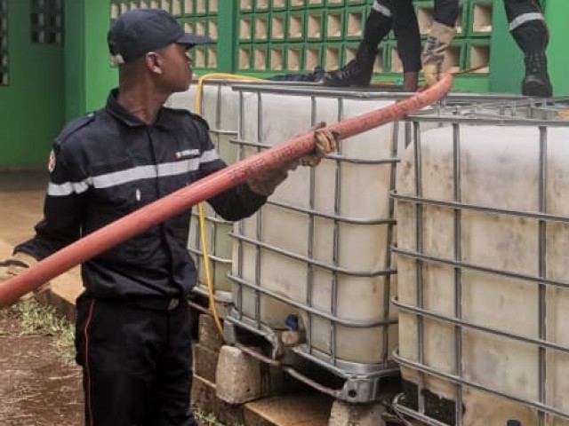 DALOA : 10.000 LITRES D’EAU OFFERTS AUX ETUDIANTS PAR LES POMPIERS CIVILS