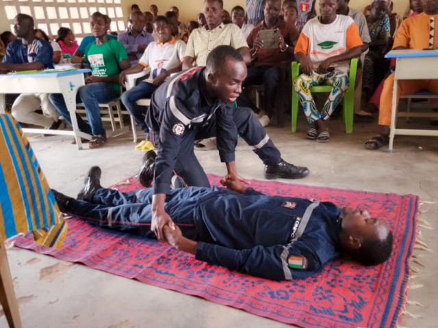 LES GESTES DE PREMIERS SECOURS EXPLIQUES A DES VILLAGEOIS ET DES EMPLOYES A NIAKARAMANDOUGOU ET SINEMATIALI