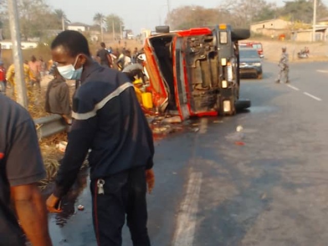 DEUX PERSONNES GRIEVEMENT BLESSEES DANS LA SORTIE DE ROUTE D’UN CAMION POIDS-LOURDS A BOUAFLE