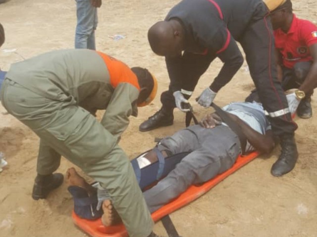 UN ACCIDENTE DU TRAVAIL SECOURU PAR LES POMPIERS CIVILS A GRAND-BASSAM