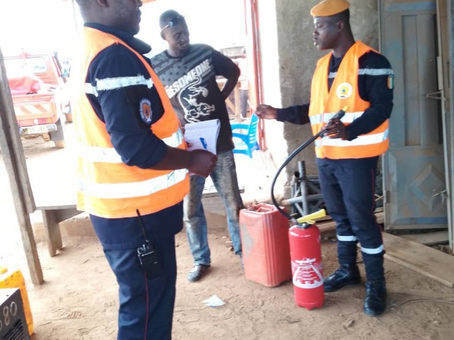 SECURITE INCENDIE : LES POMPEIRS CIVILS INVESTISSENT LES COMMERCES A ABENGOUROU, ABOISSO ET MANKONO