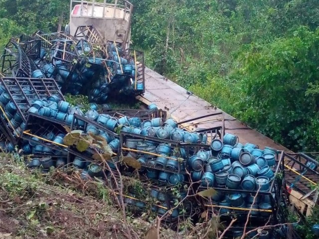 SEGUELA : UN CAMION TRANSPORTANT DES BOUTEILLES DE GAZ BUTANE PERD SA CARGAISON